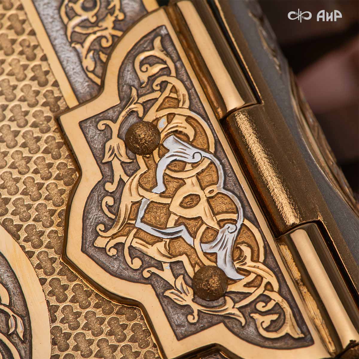 Коран на арабском языке в окладе с зелеными алпанитами, в коробке с декоративной накладкой , Артикул: 39178 - Компания «АиР»