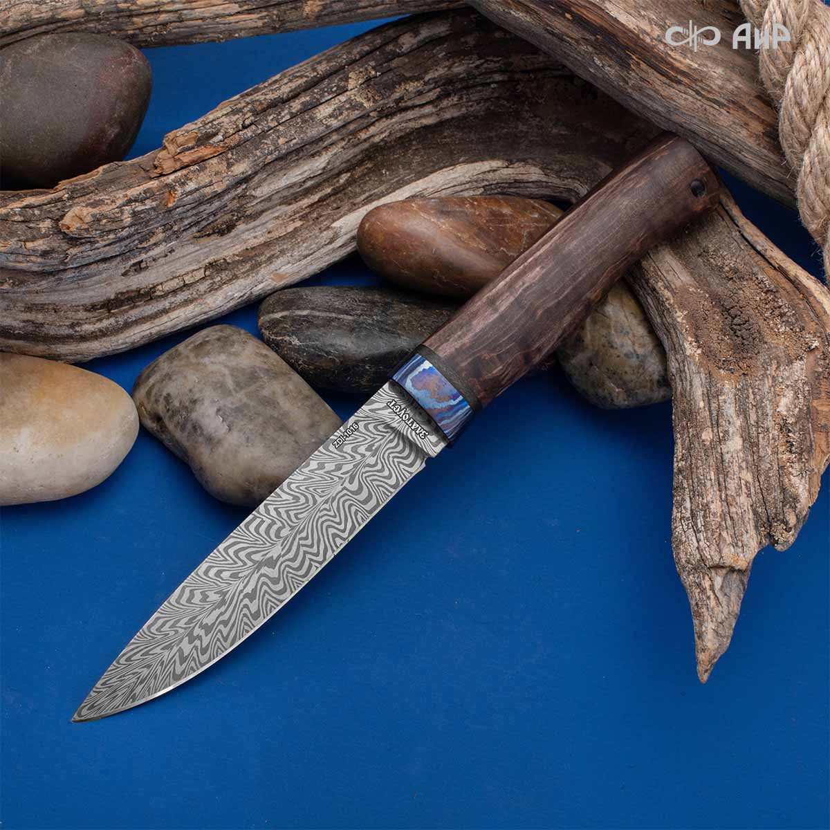 Пескарь (стабилизированная карельская береза коричневая, ЗлаТи (ZlaTi), клиновая срезка, кастомная заточка) дамасская сталь ZDI-1016, узор перо - Компания «АиР»