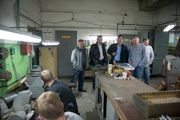 Компанию «АиР» с дружественным визитом посетил олимпийский чемпион-саночник Альберт Демченко.  - Промышленное клинковое производство. Компания «АиР»