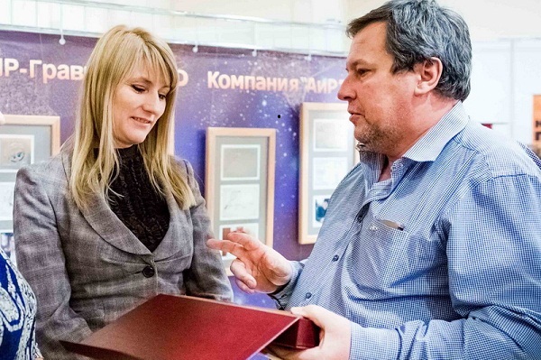 Звездные участники арт-проекта «VIP-гравюра» получили гравюры, изготовленные Компанией «АиР». - Промышленное клинковое производство. Компания «АиР»