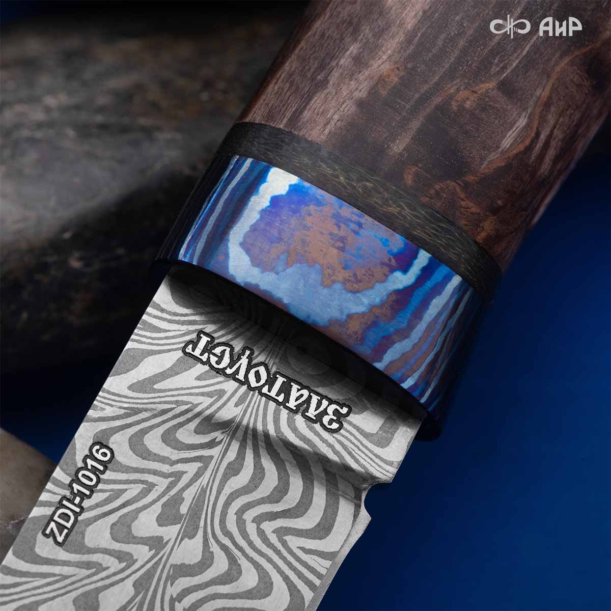 Пескарь (стабилизированная карельская береза коричневая, ЗлаТи (ZlaTi), клиновая срезка, кастомная заточка) дамасская сталь ZDI-1016, узор перо - Компания «АиР»