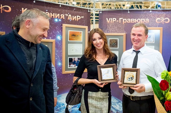 Звездные участники арт-проекта «VIP-гравюра» получили гравюры, изготовленные Компанией «АиР». - Промышленное клинковое производство. Компания «АиР»