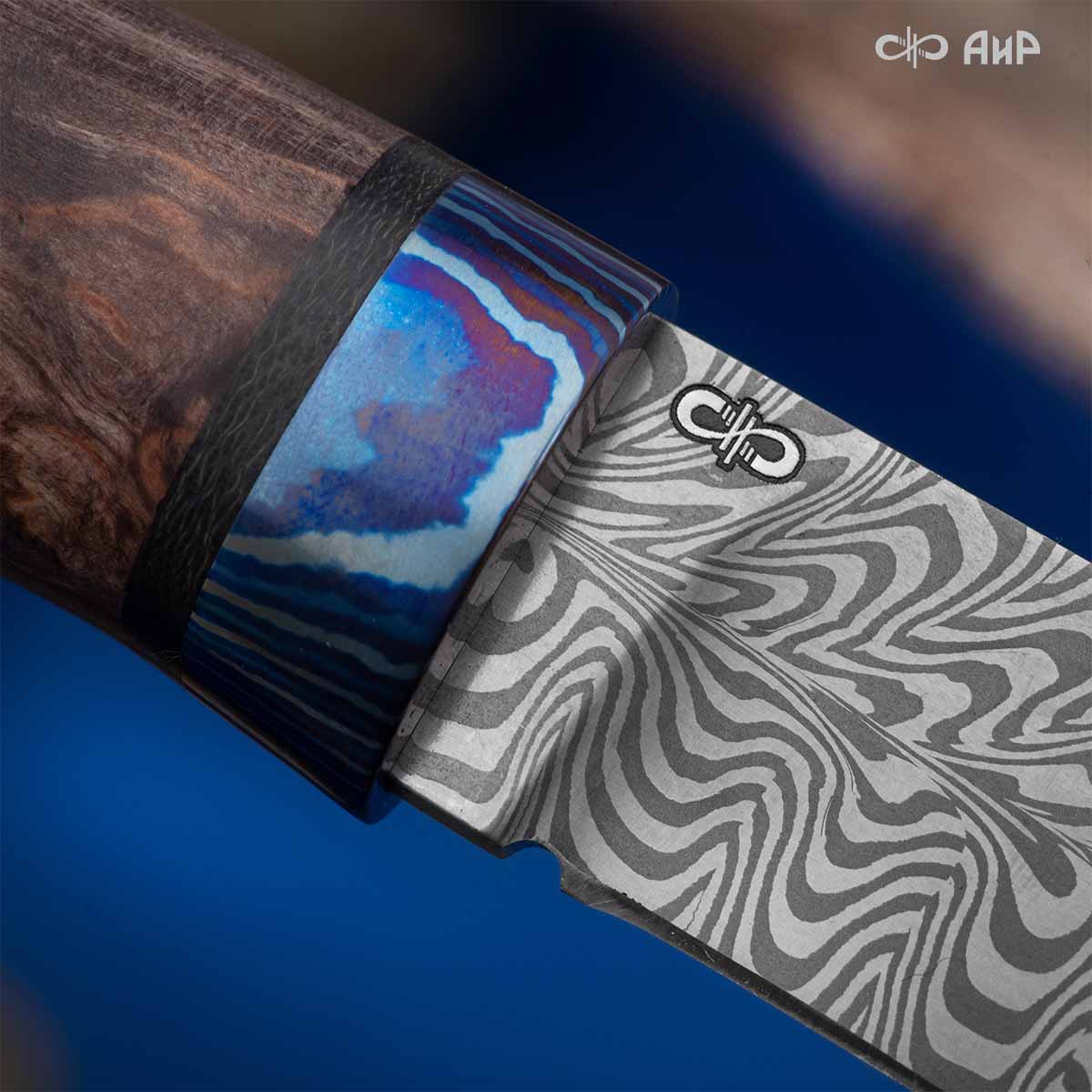 Пескарь (стабилизированная карельская береза коричневая, ЗлаТи (ZlaTi), клиновая срезка, кастомная заточка) дамасская сталь ZDI-1016, узор перо - Компания «АиР»