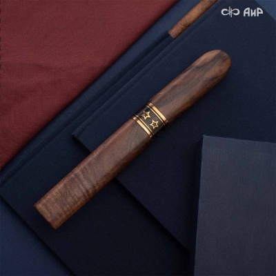 Композиция Фидель с сигарой, ореховый кап, золото, черный никель, дамасская сталь ZDI-1016, Артикул: AF0000025163 - Компания «АиР»