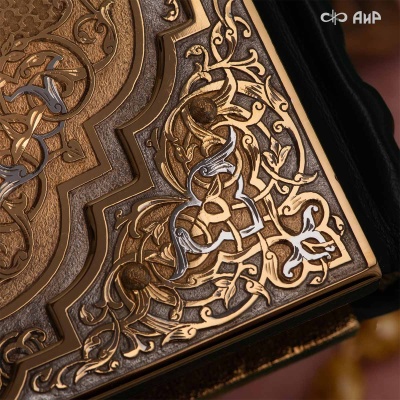 Коран на арабском языке в окладе с зелеными алпанитами, в коробке с декоративной накладкой , Артикул: 39178 - Компания «АиР»