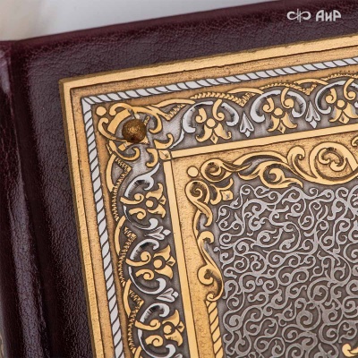 Святое Евангелие в кожаном окладе с декоративной накладкой, Артикул: 39136 * - Компания «АиР»