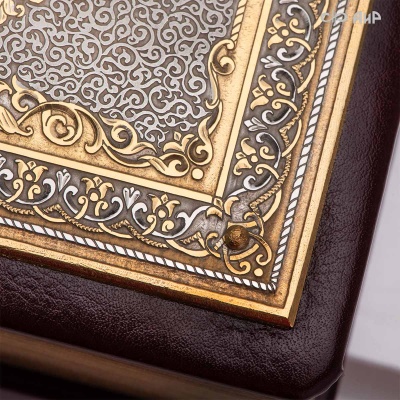 Святое Евангелие в кожаном окладе с декоративной накладкой, Артикул: 39136 * - Компания «АиР»
