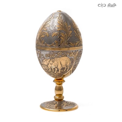 Яйцо сувенирное Лесные кабаны с синей шпинелью, Артикул: 32134 - Компания «АиР»