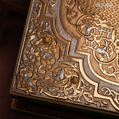 Коран на арабском языке в окладе с зелеными алпанитами, в коробке с декоративной накладкой , Артикул: 39178 - Компания «АиР»