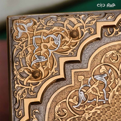 Коран на арабском языке в окладе с зелеными алпанитами, в коробке с декоративной накладкой , Артикул: 39178 - Компания «АиР»