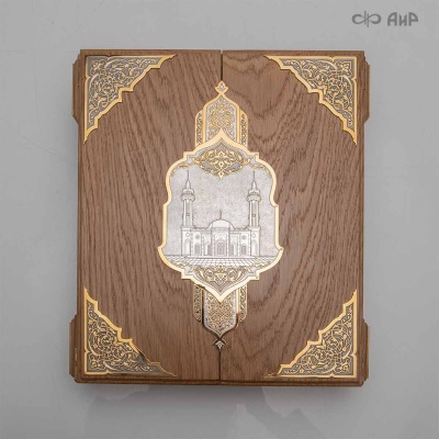 Коран на арабском языке в окладе с зелеными алпанитами, в коробке с декоративной накладкой , Артикул: 39178 - Компания «АиР»