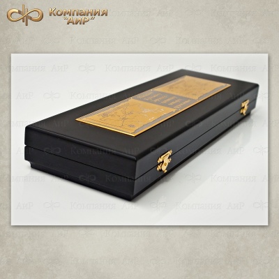 Коробка деревянная с нестандартной табличкой - Компания «АиР»