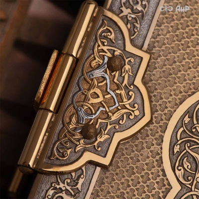 Коран на арабском языке в окладе с зелеными алпанитами, в коробке с декоративной накладкой , Артикул: 39178 - Компания «АиР»